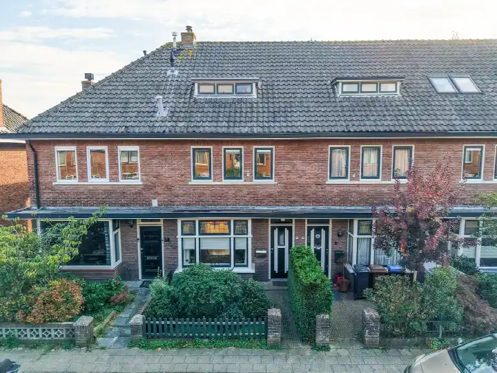Terraced house for sale: Prins Bernhardstraat 32, Oranjebuurt Hillegom