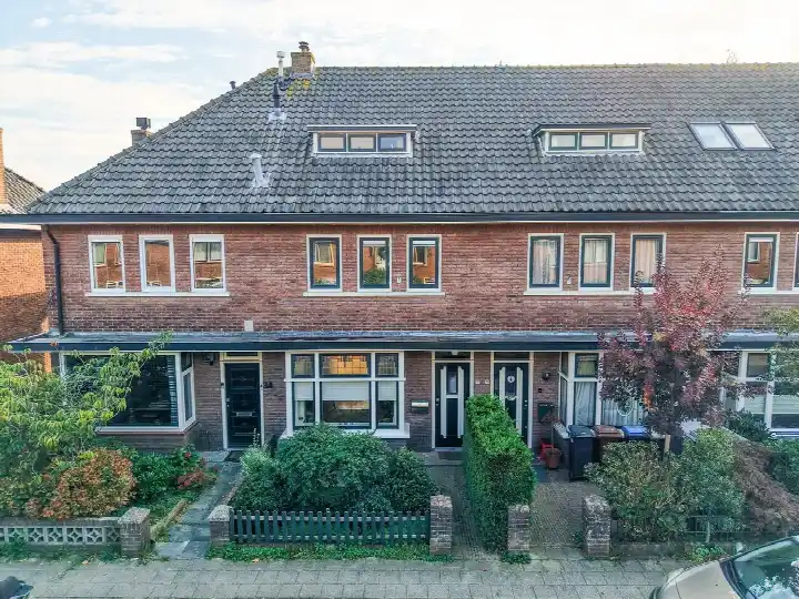 Terraced house for sale: Prins Bernhardstraat 32, Oranjebuurt Hillegom