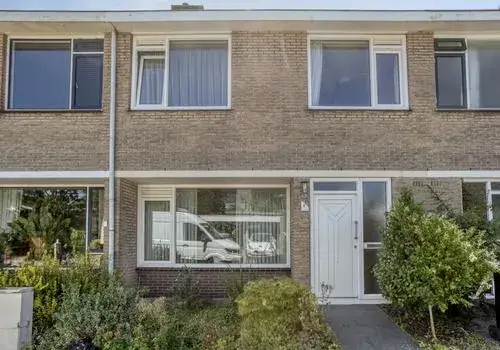 Tussenwoning te koop: Prins Bernhardstraat 8, Benthuizen Dorp-West Benthuizen