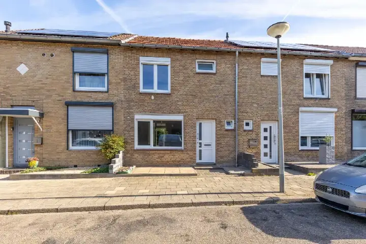 Terraced house for sale: Prins Bernhardstraat 8, Oud Nieuwenhagen Landgraaf