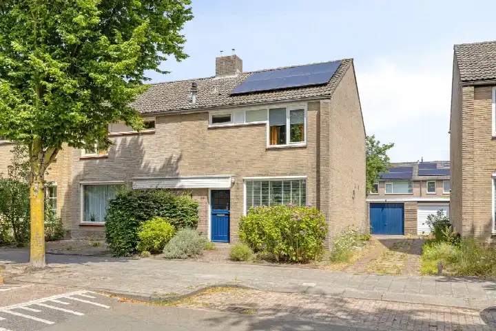 Corner house for sale: Prins Clauslaan 54, Naastenbest Best