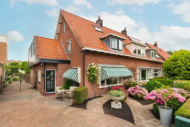 Corner house for sale: Prins Hendriklaan 42, Hoofddorp Centrum Zuid Hoofddorp