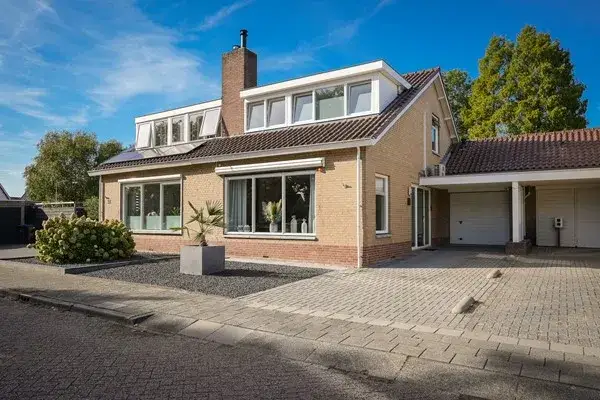 Terraced house for sale: Prins Mauritssingel 36, Beesd West Beesd