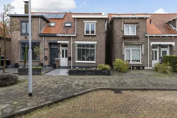 Twee-onder-één-kap te koop: Prins Mauritsstraat 53, Juliandorp Zwijndrecht