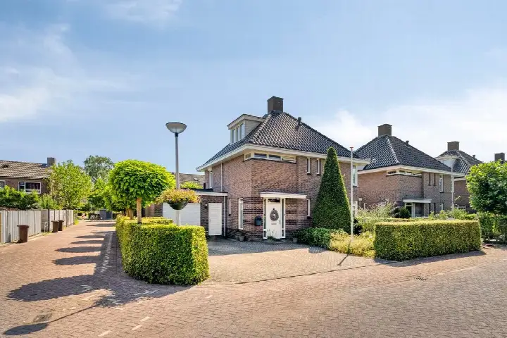Hoekwoning te koop: Prinses Amaliastraat 1, Benthuizen Dorp-Oost Benthuizen