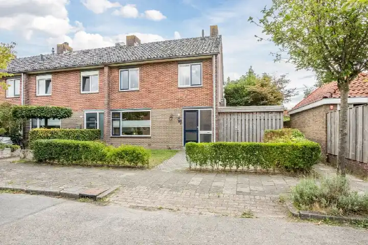 Corner house for sale: Prinses Beatrixstraat 37, Veerallee Zwolle