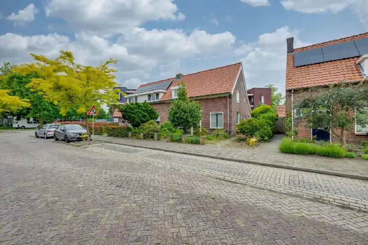Twee-onder-één-kap te koop: Prinses Irenestraat 3, omg. 'Prinsessen' wijk Oisterwijk