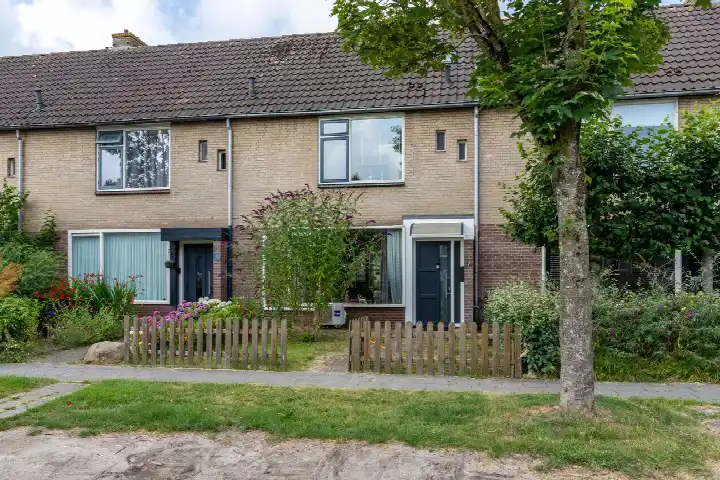 Tussenwoning te koop: Prinses Margrietlaan 7, Koekange Koekange