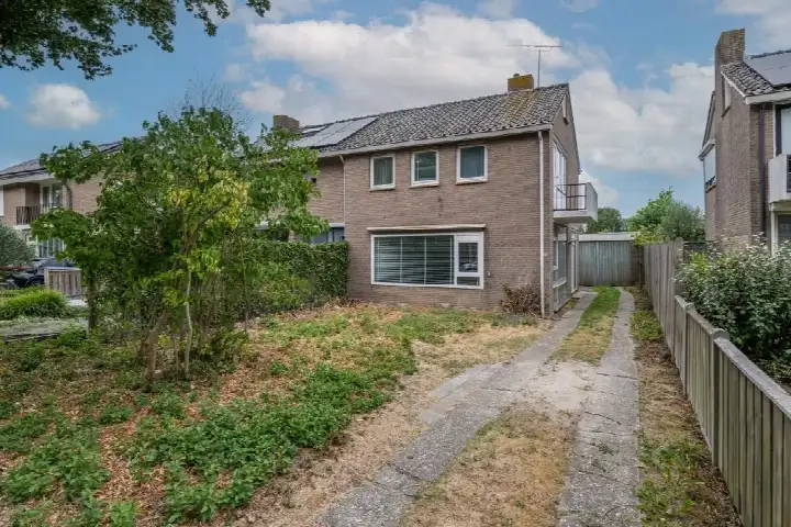 Twee-onder-één-kap te koop: Prinsesselaan 15, Sommelsdijk bloemenbuurt Sommelsdijk