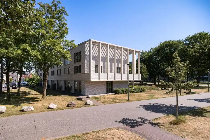 Tussenwoning te koop: Prof. Gunninglaan 7, Maria Montessorilaan en omgeving Dordrecht