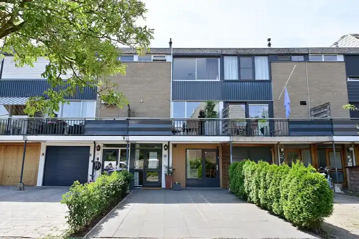 Terraced house for sale: Ra 10, Stad en Lande Huizen