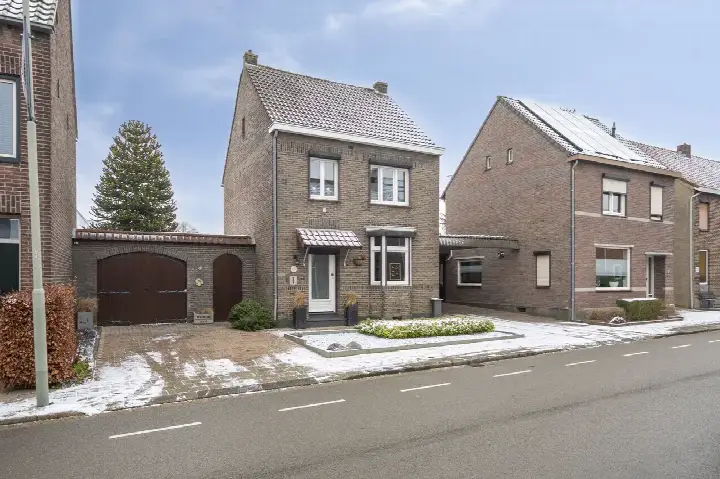 Detached house for sale: Raadhuisstraat 25, Grevenbicht Grevenbicht