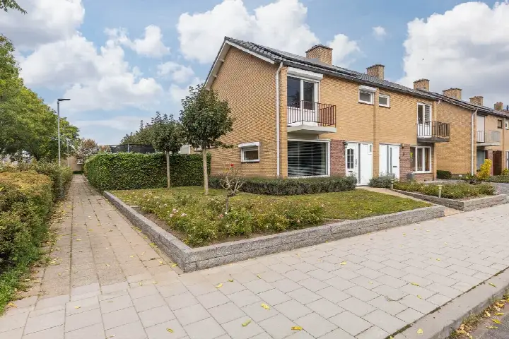Semi-detached for sale: Randenborgweg 1, Cristinawijk Nieuwstadt