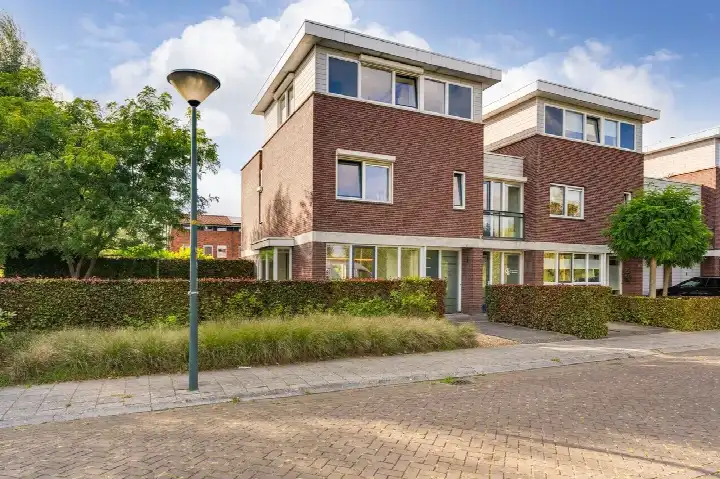 Corner house for sale: Regenboog 105, Groenoord Elst