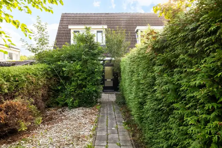 Corner house for sale: Reinder Brolsmawei 30, Westeinde Leeuwarden