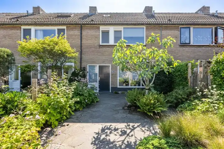 Tussenwoning te koop: Rembrandtlaan 51, Middelharnis bomenbuurt Middelharnis