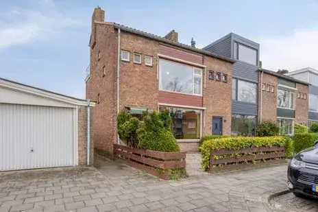 Corner house for sale: Rembrandtweg 393, Kruiskerkbuurt Amstelveen