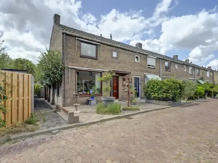 Corner house for sale: Ribeslaan 30, Tuindorp Schiedam