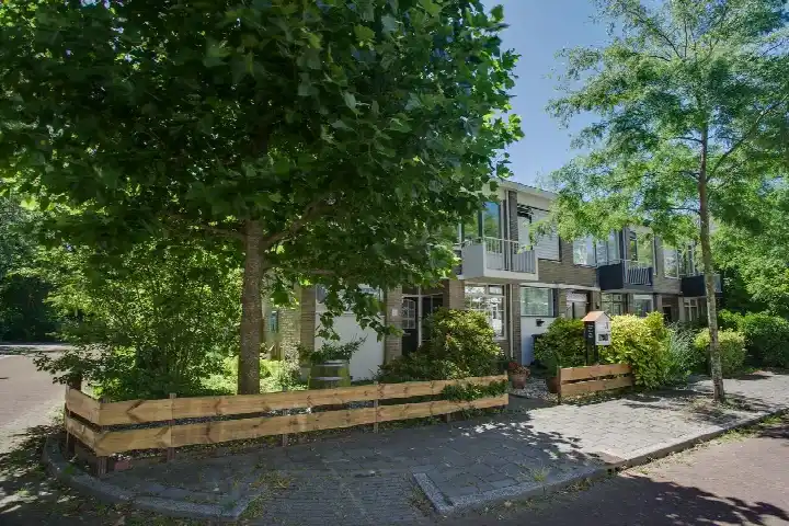 Corner house for sale: Ridderspoorlaan 12, Bloemenbuurt Oegstgeest
