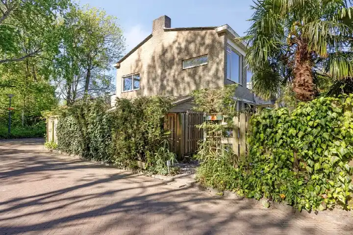 Corner house for sale: Ridderspoorlaan 6, Bloemenbuurt Oegstgeest