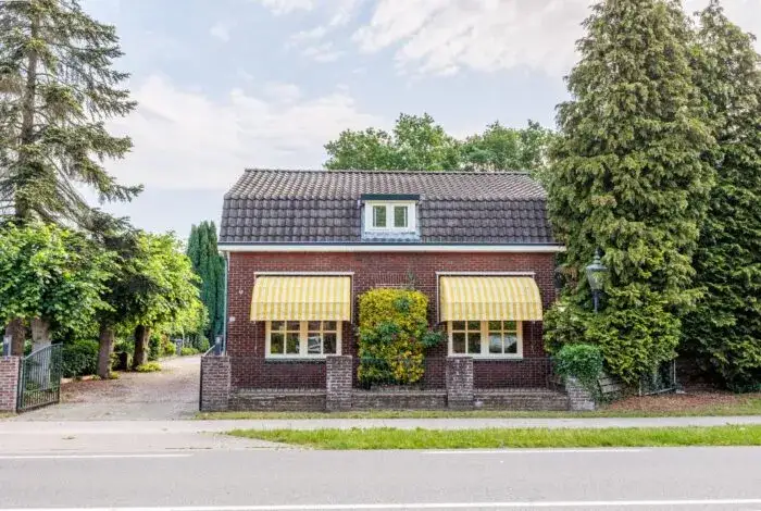 Detached house for sale: Rijksweg 10, Bloemenstraat-Zwarteweg Milsbeek
