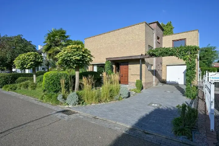 Vrijstaande woning te koop: Rijksweg Zuid 232, Geleen-Centrum Geleen