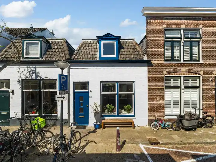 Terraced house for sale: Rijndijkstraat 33, Rijndijkbuurt Leiden