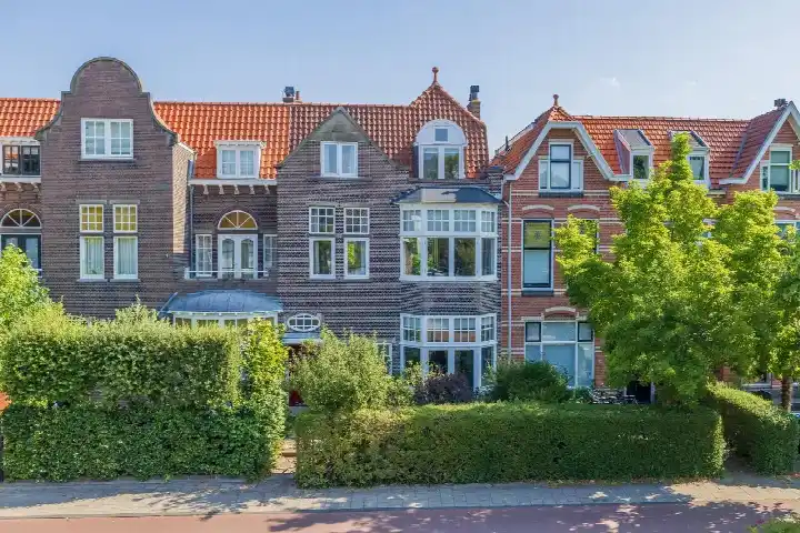 Terraced house for sale: Rijnsburgerweg 153, Raadsherenbuurt Leiden