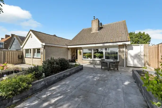 Twee-onder-één-kap te koop: Rijswaardsedijk 15B, Verspreide huizen Zwartewaal