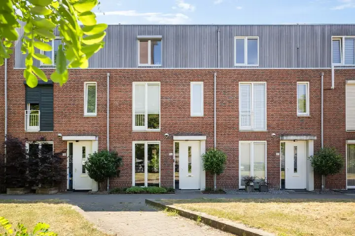 Tussenwoning te koop: Rijzertlaan 15, De Schutskamp 'S-Hertogenbosch