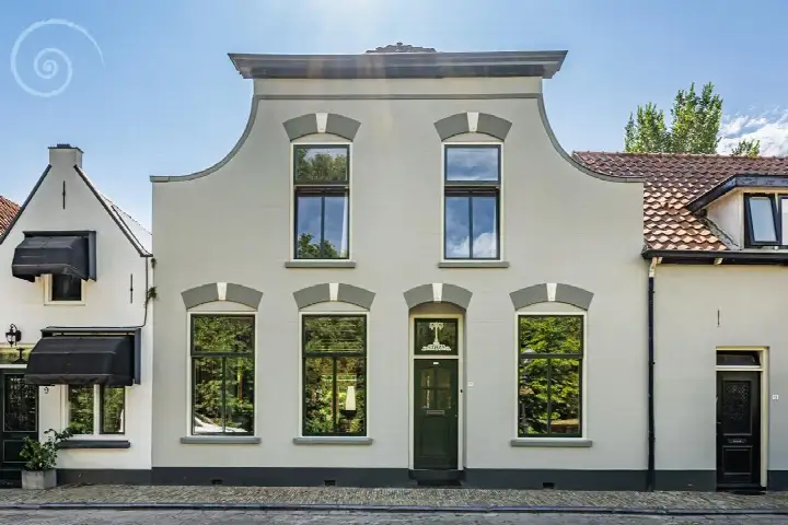 Tussenwoning te koop: Ring 11, Dirksland centrum Dirksland
