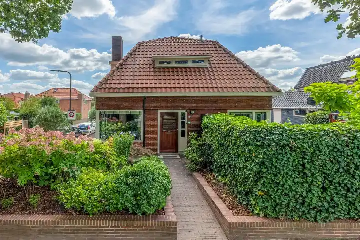 Hoekwoning te koop: Ringallee 81, Velp-Noord boven spoorlijn Velp