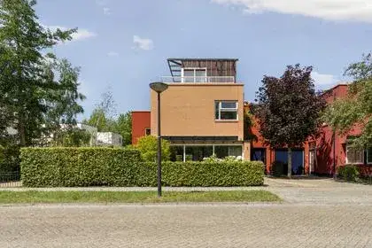 Twee-onder-één-kap te koop: Robijnplantsoen 1, Regenboogbuurt West Almere