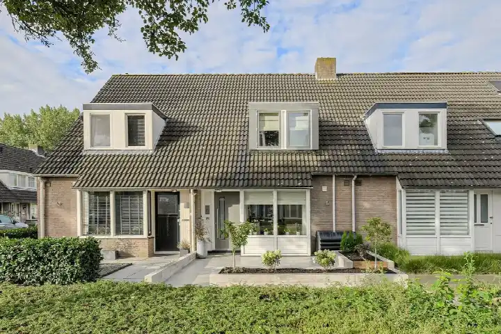 Tussenwoning te koop: Roemer Visscherstraat 23, Hooipolder en De Hoeven Raamsdonksveer