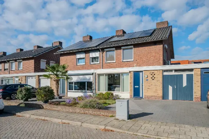 Tussenwoning te koop: Roermondseweg 50, Tegelen-Centrum Tegelen