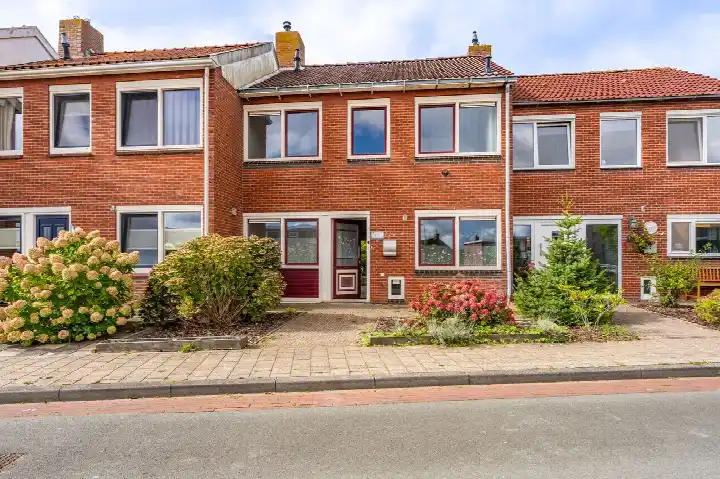 Tussenwoning te koop: Roerstraat 10, Scheepvaartbuurt Delfzijl