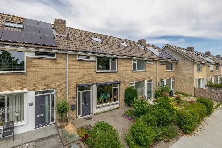 Tussenwoning te koop: Rottenburgseweg 198, Middelharnis bomenbuurt Middelharnis