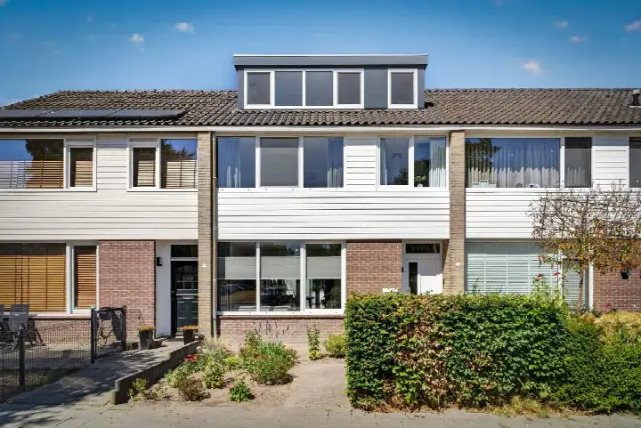 Tussenwoning te koop: Rouppe van der Voortlaan 72, De Baarzen Vught