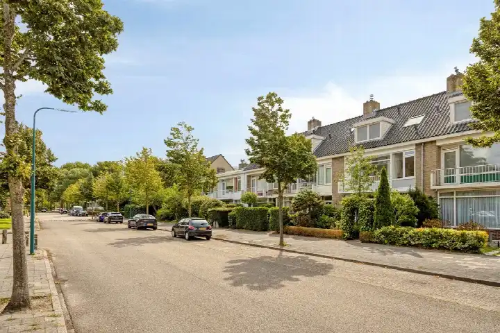 Terraced house for sale: Rozenlaan 4, Bloemenbuurt Oegstgeest