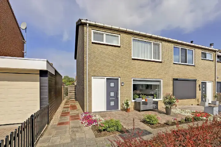 Hoekwoning te koop: Rozenstraat 1, Colijnsplaat Colijnsplaat
