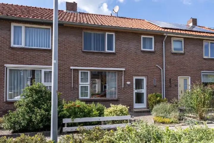 Terraced house for sale: Ruychrockstraat 33, Oude-Tonge centrum Oude-Tonge