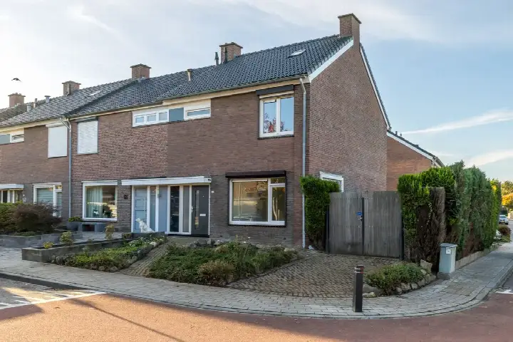 Hoekwoning te koop: Ruys de Beerenbroucklaan 64, Urmond ten oosten van Julianakanaal Urmond