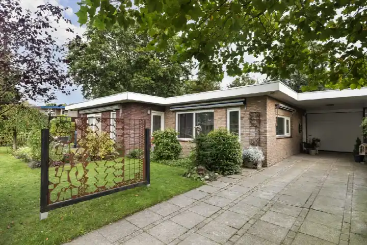 Vrijstaande woning te koop: S. Antonidesstrjitte 1, Feanwâlden Feanwâlden