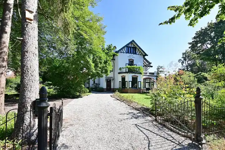 Semi-detached for sale: 's-Gravelandseweg 166, Villaparken Hilversum