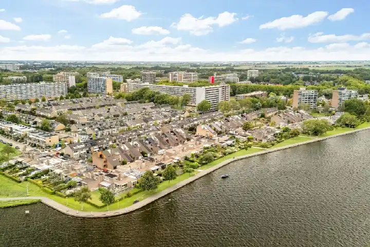 Terraced house for sale: Saffierstraat 205, Edelstenenbuurt Alphen Aan Den Rijn