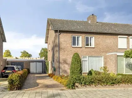 Twee-onder-één-kap te koop: Saxofoonstraat 35, Bitswijk Uden