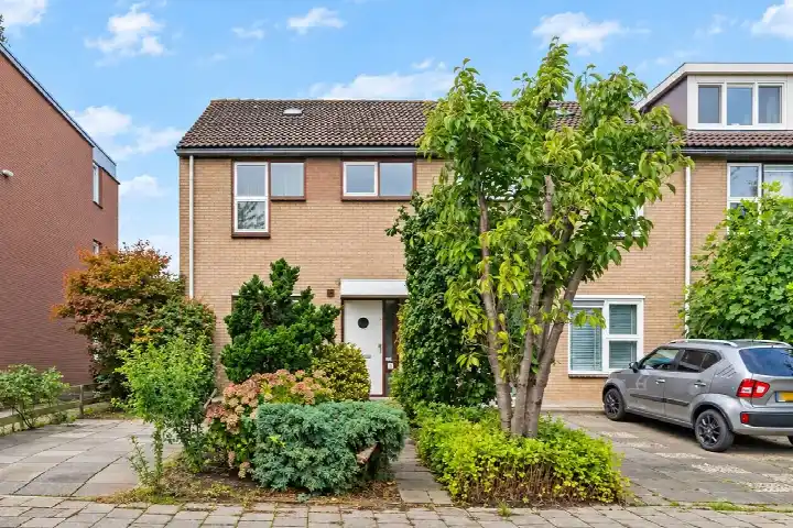 Corner house for sale: Scharroosingel 8, Sportbuurt Gouda