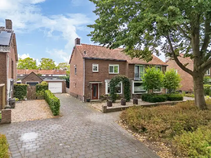 Twee-onder-één-kap te koop: Scheeringlaan 7, Burgemeesterswijk Tiel