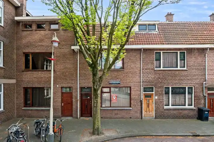 Tussenwoning te koop: Schlegelstraat 104, Laakkwartier-Oost 'S-Gravenhage