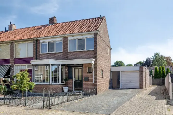 Corner house for sale: Scholtinkstraat 181, Losser-Oost Losser